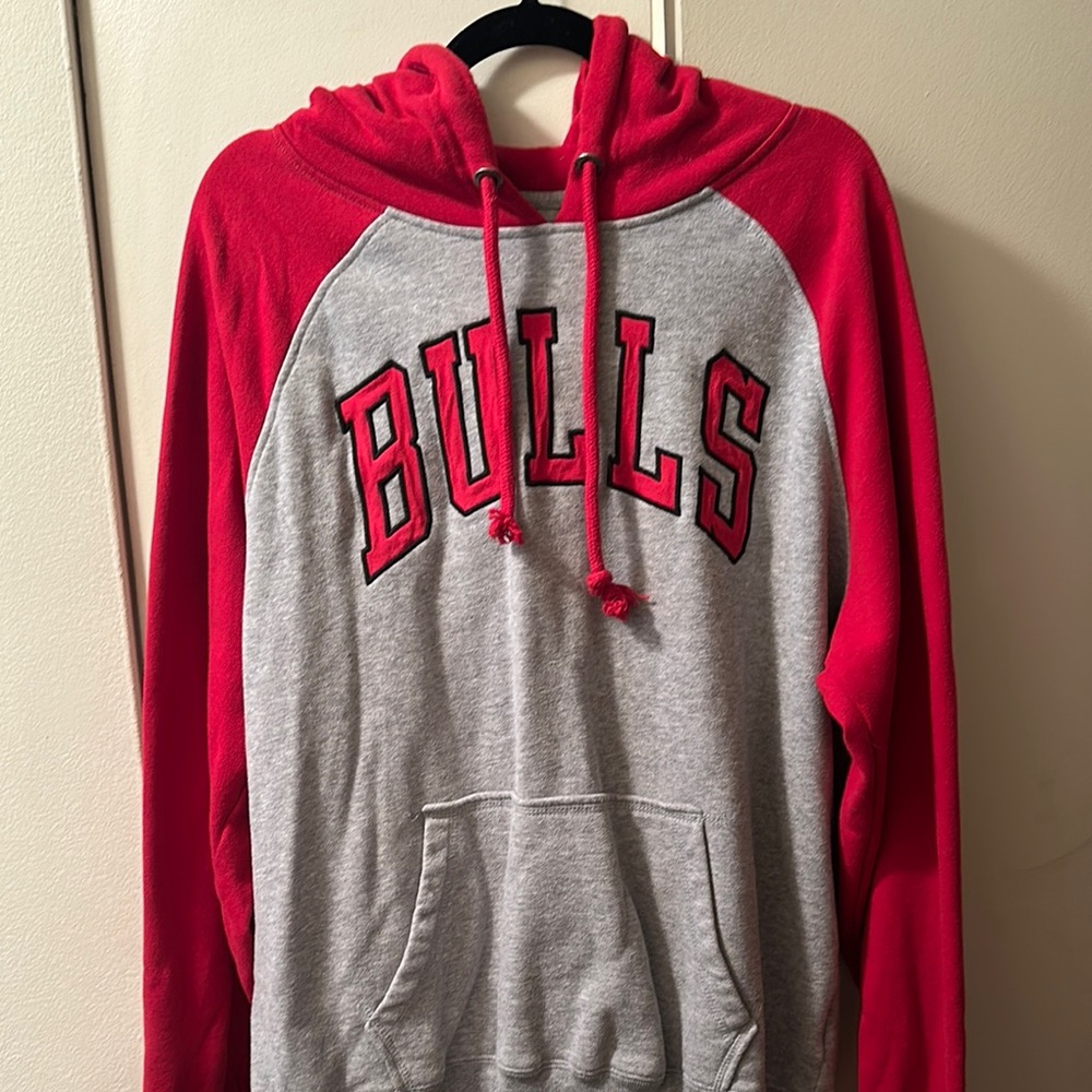 Men’s Bulls Hoodie Size XL